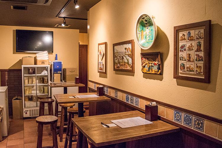 かつてスペインバルだった落ち着く店内