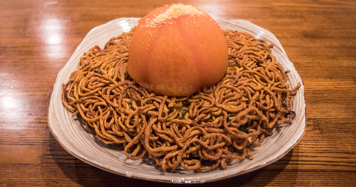 丸ごとトマトがドーン！甘味と酸味がミックスされた「トマト焼きそば