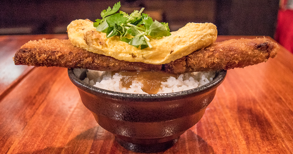 丼からはみ出る 角煮カツ丼 がド迫力 まかない飯から生まれ Twitterで人気になった注目丼ぶり Rettyグルメニュース